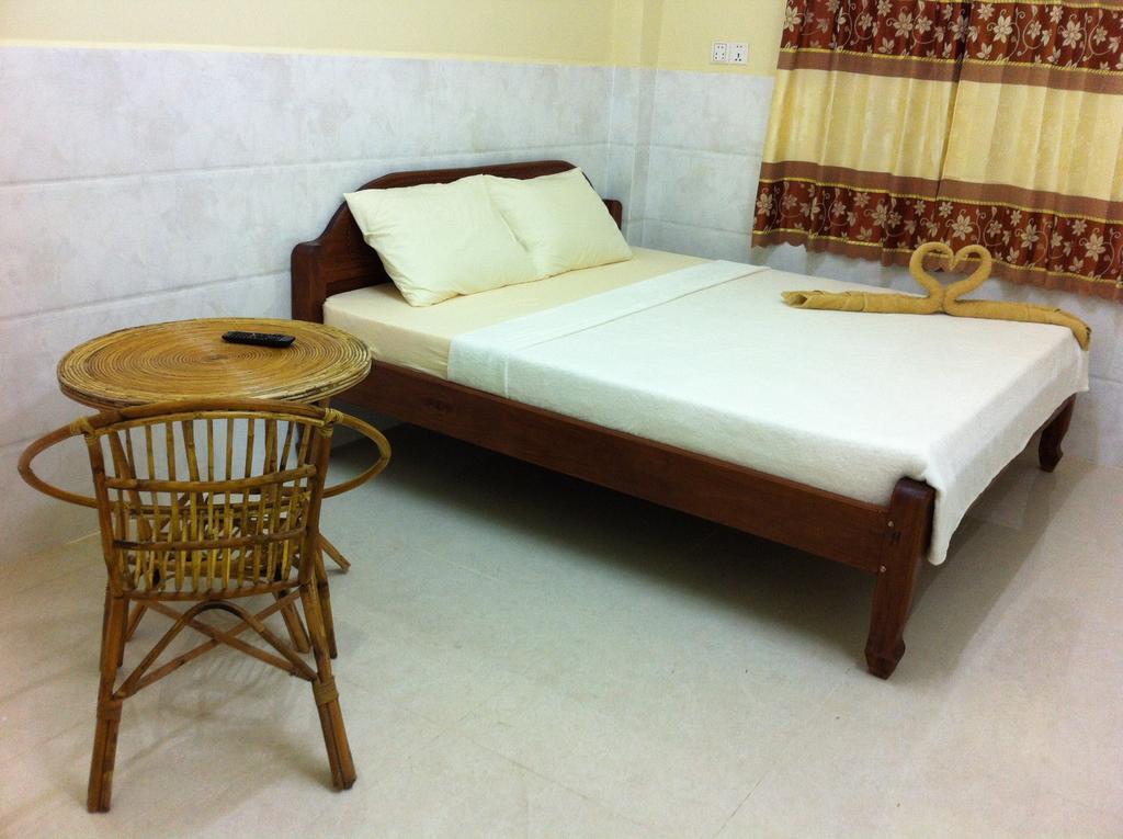 Captain Chim S Guesthouse Kampot Habitación foto